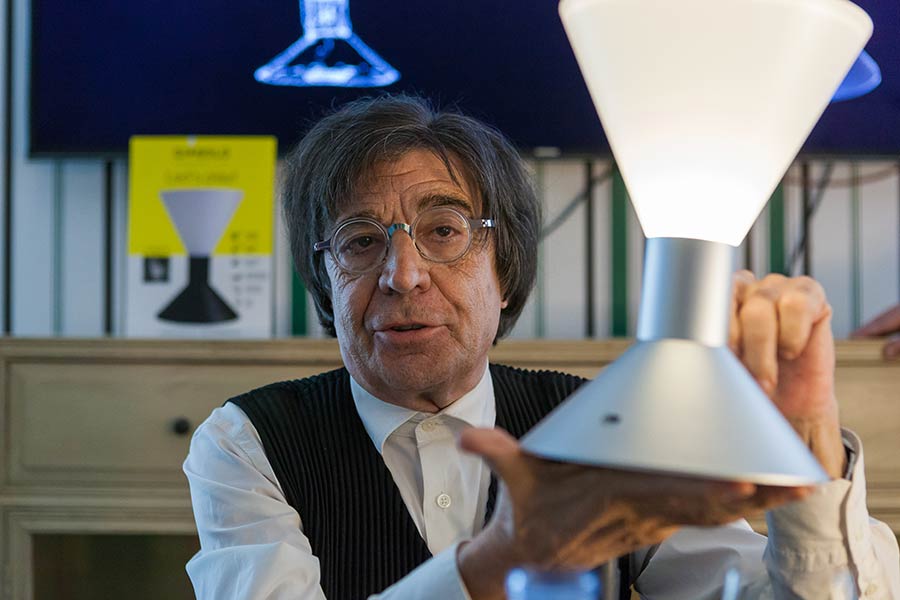 Carlos Ferrater presenta su lámpara portátil Diábolo